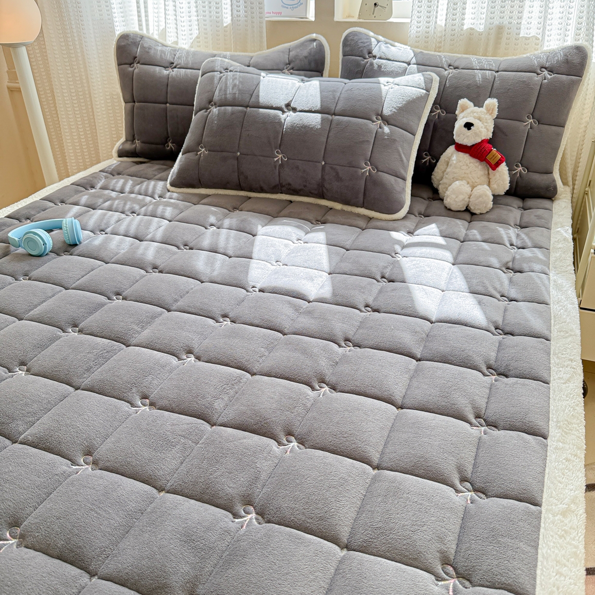 91家纺网 家纺一手货源 找家纺 沐辰 2025新款A类双色牛奶绒绗绣夹棉床垫-炫彩同心结系列 炫彩同心结-高级灰