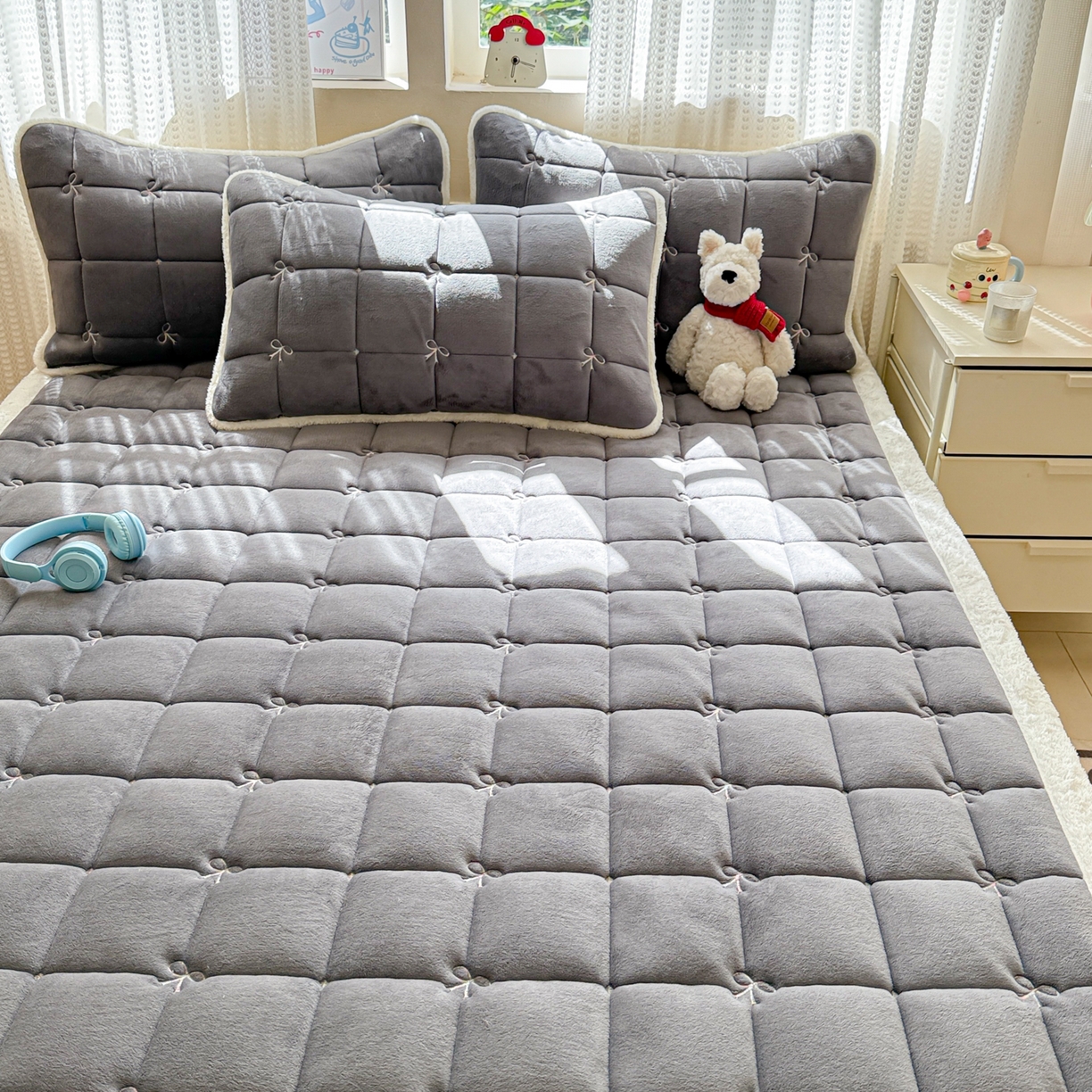 91家纺网 家纺一手货源 找家纺 沐辰 2025新款A类双色牛奶绒绗绣夹棉床垫-炫彩同心结系列 炫彩同心结-高级灰