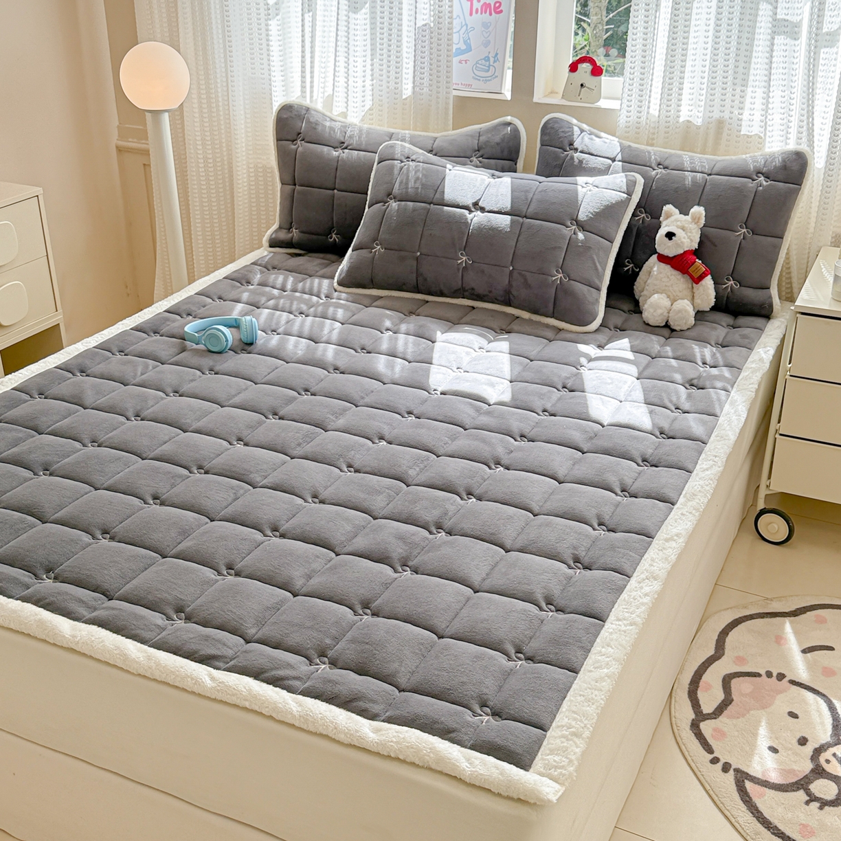 91家纺网 家纺一手货源 找家纺 沐辰 2025新款A类双色牛奶绒绗绣夹棉床垫-炫彩同心结系列 炫彩同心结-高级灰