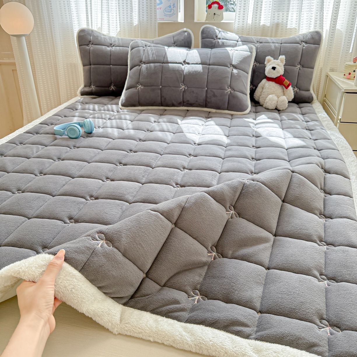 91家纺网 家纺一手货源 找家纺 沐辰 2025新款A类双色牛奶绒绗绣夹棉床垫-炫彩同心结系列 炫彩同心结-高级灰