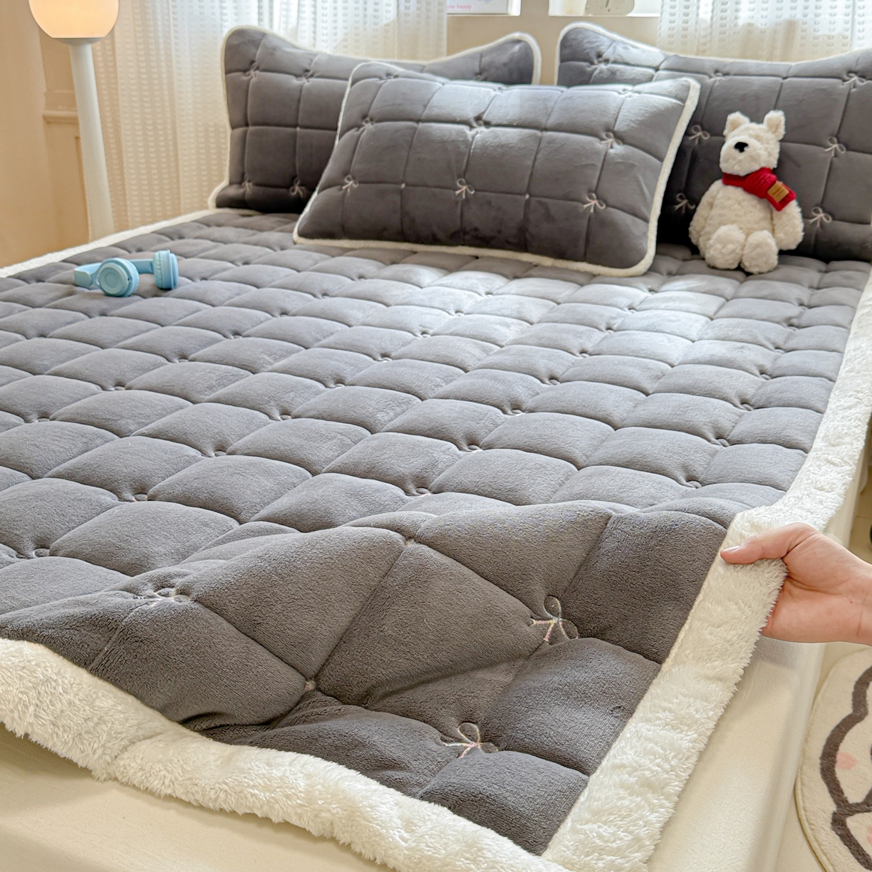 91家纺网 家纺一手货源 找家纺 沐辰 2025新款A类双色牛奶绒绗绣夹棉床垫-炫彩同心结系列 炫彩同心结-高级灰