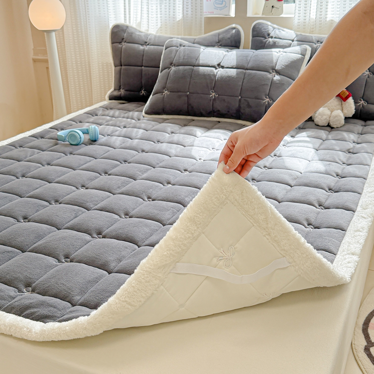 91家纺网 家纺一手货源 找家纺 沐辰 2025新款A类双色牛奶绒绗绣夹棉床垫-炫彩同心结系列 炫彩同心结-高级灰