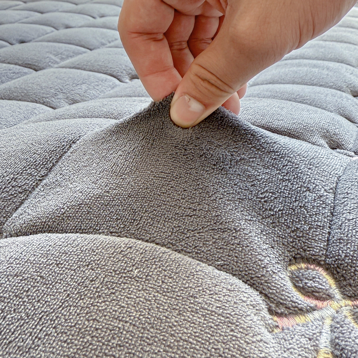 91家纺网 家纺一手货源 找家纺 沐辰 2025新款A类双色牛奶绒绗绣夹棉床垫-炫彩同心结系列 炫彩同心结-高级灰