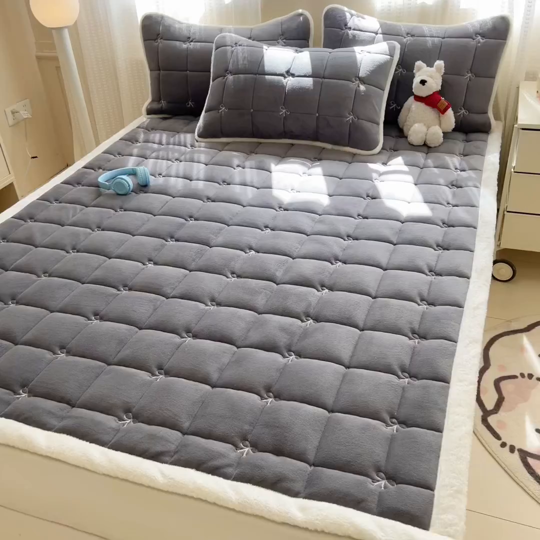 91家纺网 家纺一手货源 找家纺 沐辰 2025新款A类双色牛奶绒绗绣夹棉床垫-炫彩同心结系列 炫彩同心结-高级灰