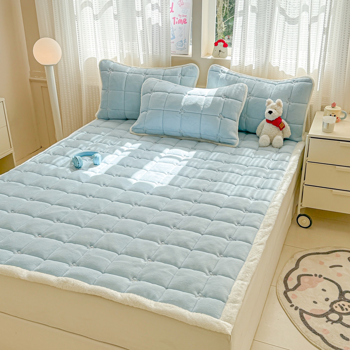 91家纺网 家纺一手货源 找家纺 沐辰 2025新款A类双色牛奶绒绗绣夹棉床垫-炫彩同心结系列 炫彩同心结-晴空蓝