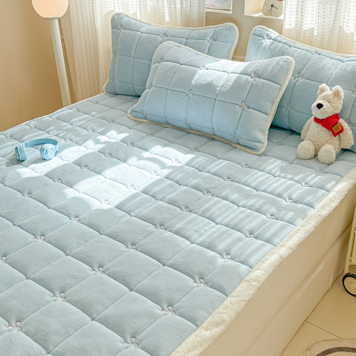 91家纺网 家纺一手货源 找家纺 沐辰 2025新款A类双色牛奶绒绗绣夹棉床垫-炫彩同心结系列 炫彩同心结-晴空蓝