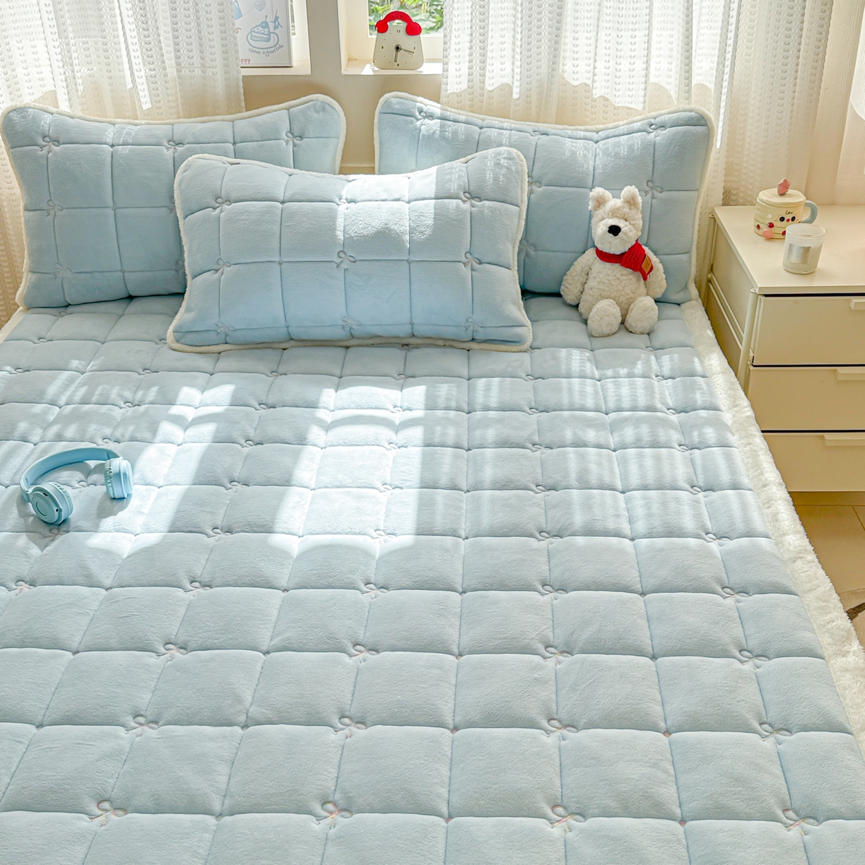 91家纺网 家纺一手货源 找家纺 沐辰 2025新款A类双色牛奶绒绗绣夹棉床垫-炫彩同心结系列 炫彩同心结-晴空蓝