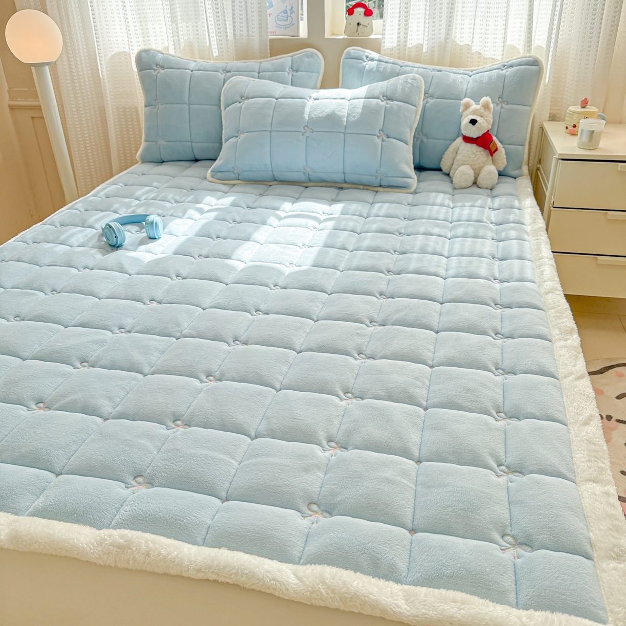 91家纺网 家纺一手货源 找家纺 沐辰 2025新款A类双色牛奶绒绗绣夹棉床垫-炫彩同心结系列 炫彩同心结-晴空蓝