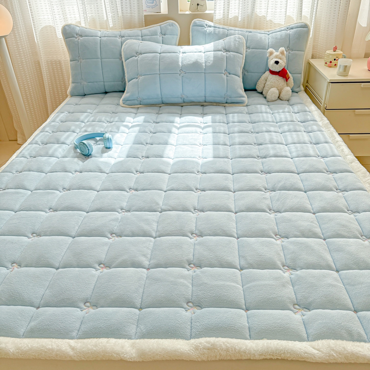 91家纺网 家纺一手货源 找家纺 沐辰 2025新款A类双色牛奶绒绗绣夹棉床垫-炫彩同心结系列 炫彩同心结-晴空蓝