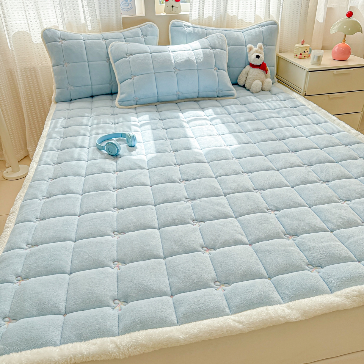 91家纺网 家纺一手货源 找家纺 沐辰 2025新款A类双色牛奶绒绗绣夹棉床垫-炫彩同心结系列 炫彩同心结-晴空蓝