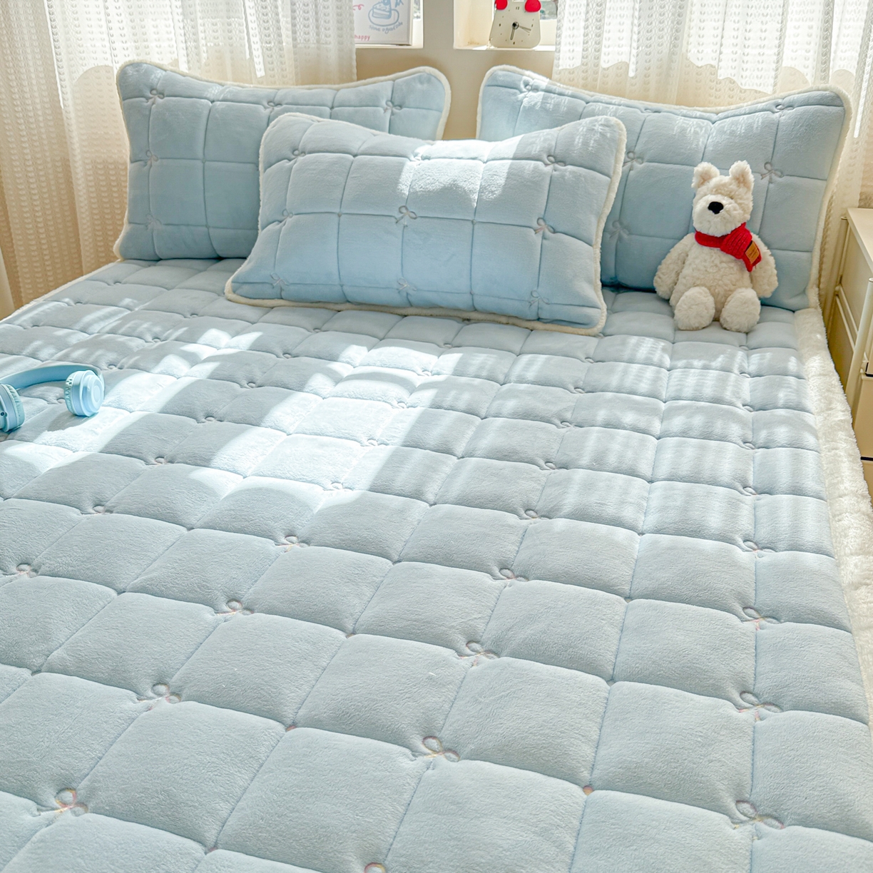 91家纺网 家纺一手货源 找家纺 沐辰 2025新款A类双色牛奶绒绗绣夹棉床垫-炫彩同心结系列 炫彩同心结-晴空蓝