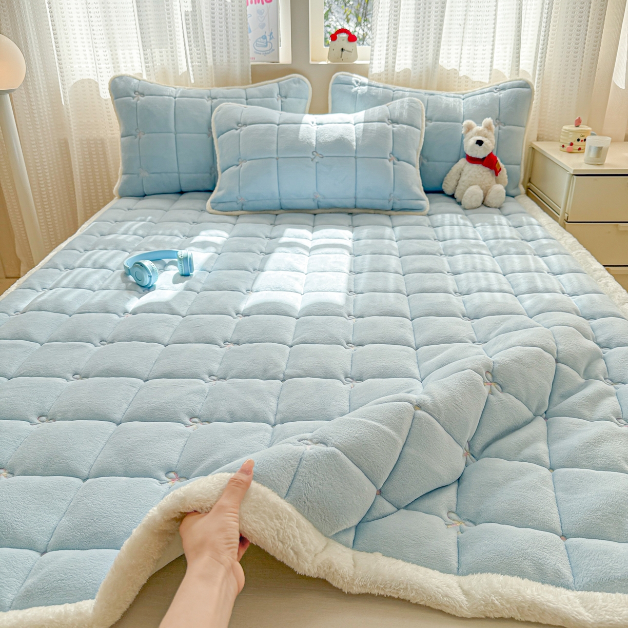 91家纺网 家纺一手货源 找家纺 沐辰 2025新款A类双色牛奶绒绗绣夹棉床垫-炫彩同心结系列 炫彩同心结-晴空蓝