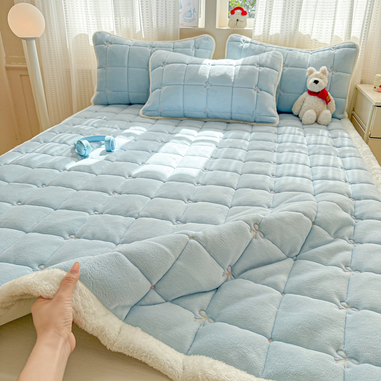 91家纺网 家纺一手货源 找家纺 沐辰 2025新款A类双色牛奶绒绗绣夹棉床垫-炫彩同心结系列 炫彩同心结-晴空蓝