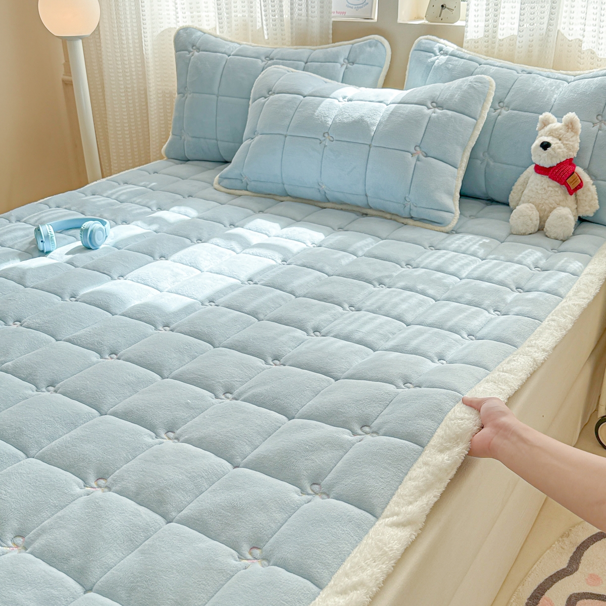 91家纺网 家纺一手货源 找家纺 沐辰 2025新款A类双色牛奶绒绗绣夹棉床垫-炫彩同心结系列 炫彩同心结-晴空蓝