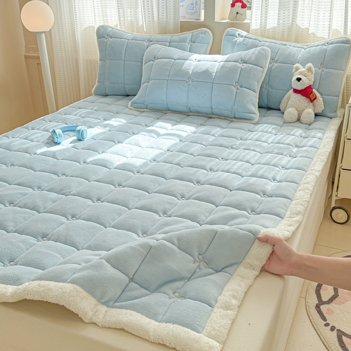 91家纺网 家纺一手货源 找家纺 沐辰 2025新款A类双色牛奶绒绗绣夹棉床垫-炫彩同心结系列 炫彩同心结-晴空蓝