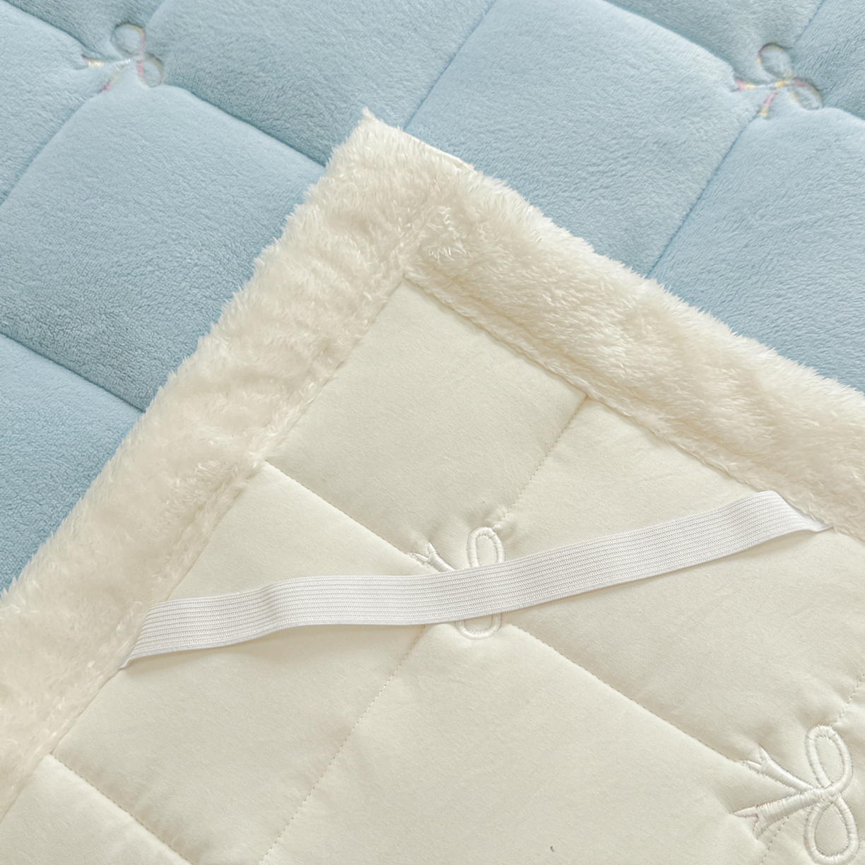 91家纺网 家纺一手货源 找家纺 沐辰 2025新款A类双色牛奶绒绗绣夹棉床垫-炫彩同心结系列 炫彩同心结-晴空蓝