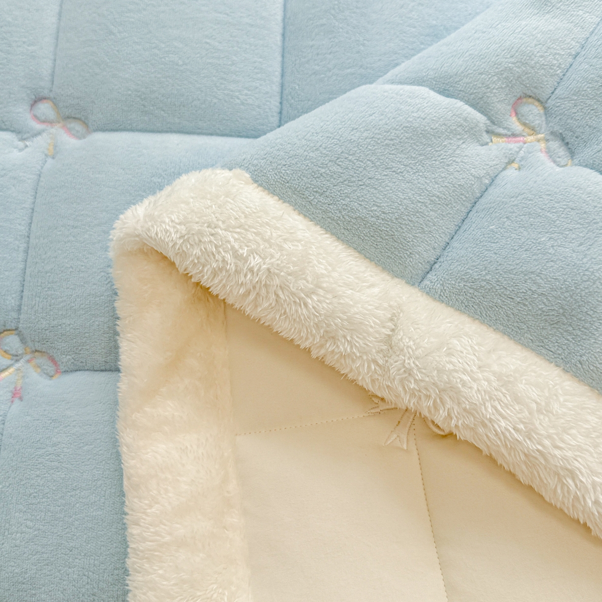 91家纺网 家纺一手货源 找家纺 沐辰 2025新款A类双色牛奶绒绗绣夹棉床垫-炫彩同心结系列 炫彩同心结-晴空蓝