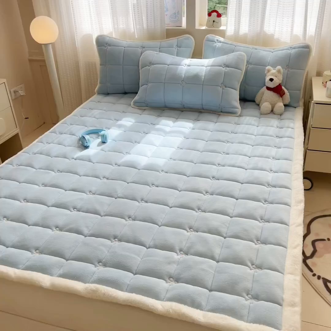 91家纺网 家纺一手货源 找家纺 沐辰 2025新款A类双色牛奶绒绗绣夹棉床垫-炫彩同心结系列 炫彩同心结-晴空蓝