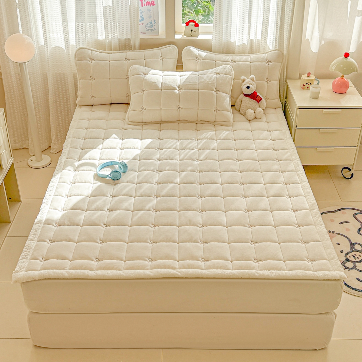 91家纺网 家纺一手货源 找家纺 沐辰 2025新款A类双色牛奶绒绗绣夹棉床垫-炫彩同心结系列 炫彩同心结-香草白