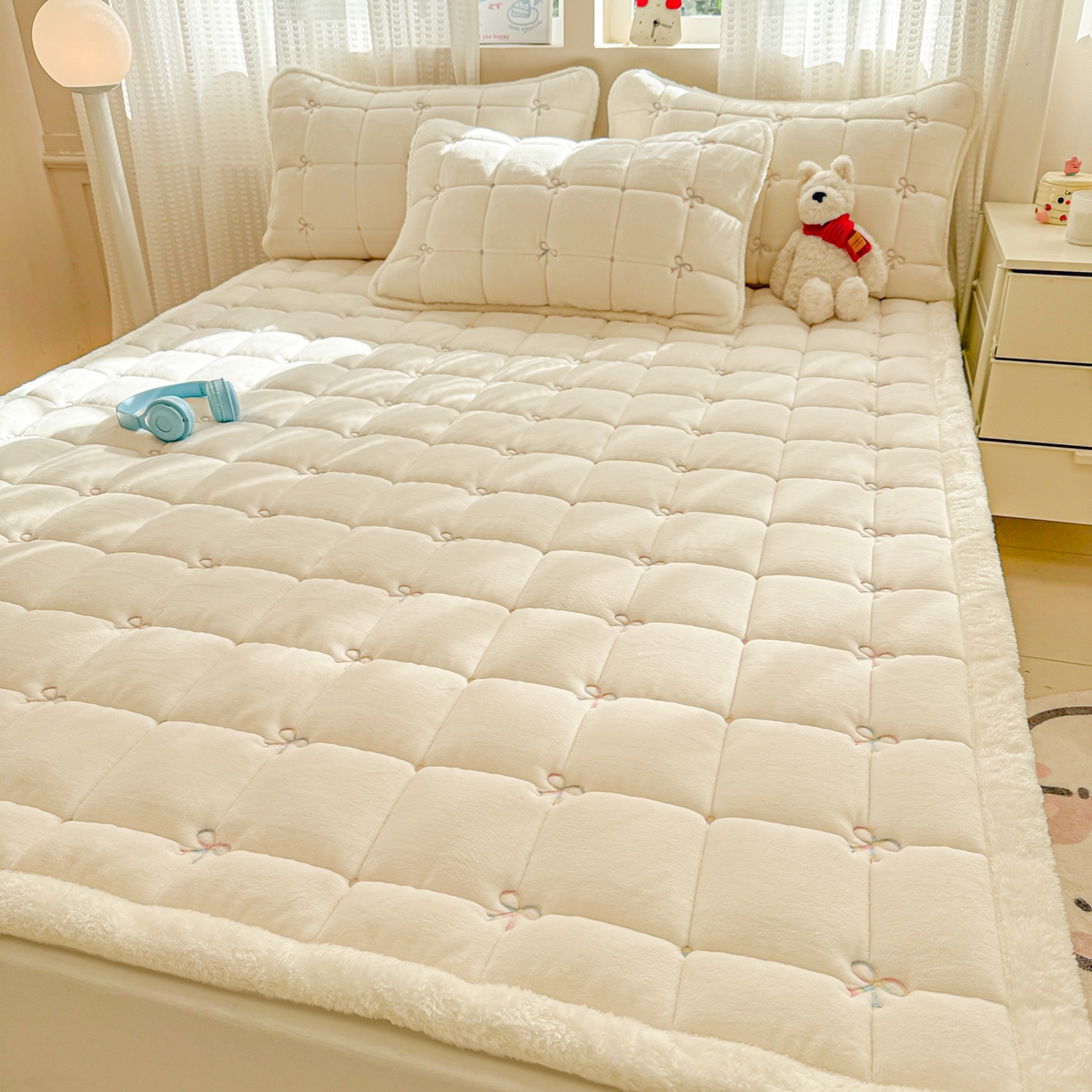 91家纺网 家纺一手货源 找家纺 沐辰 2025新款A类双色牛奶绒绗绣夹棉床垫-炫彩同心结系列 炫彩同心结-香草白