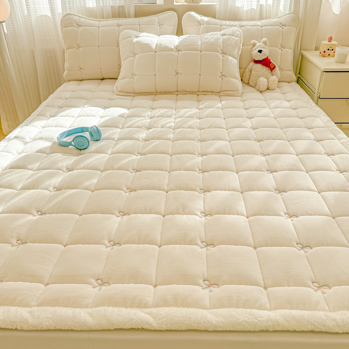 91家纺网 家纺一手货源 找家纺 沐辰 2025新款A类双色牛奶绒绗绣夹棉床垫-炫彩同心结系列 炫彩同心结-香草白