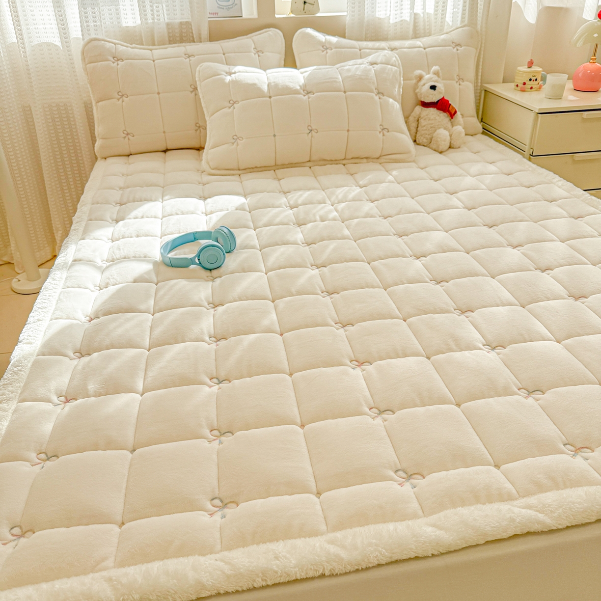 91家纺网 家纺一手货源 找家纺 沐辰 2025新款A类双色牛奶绒绗绣夹棉床垫-炫彩同心结系列 炫彩同心结-香草白