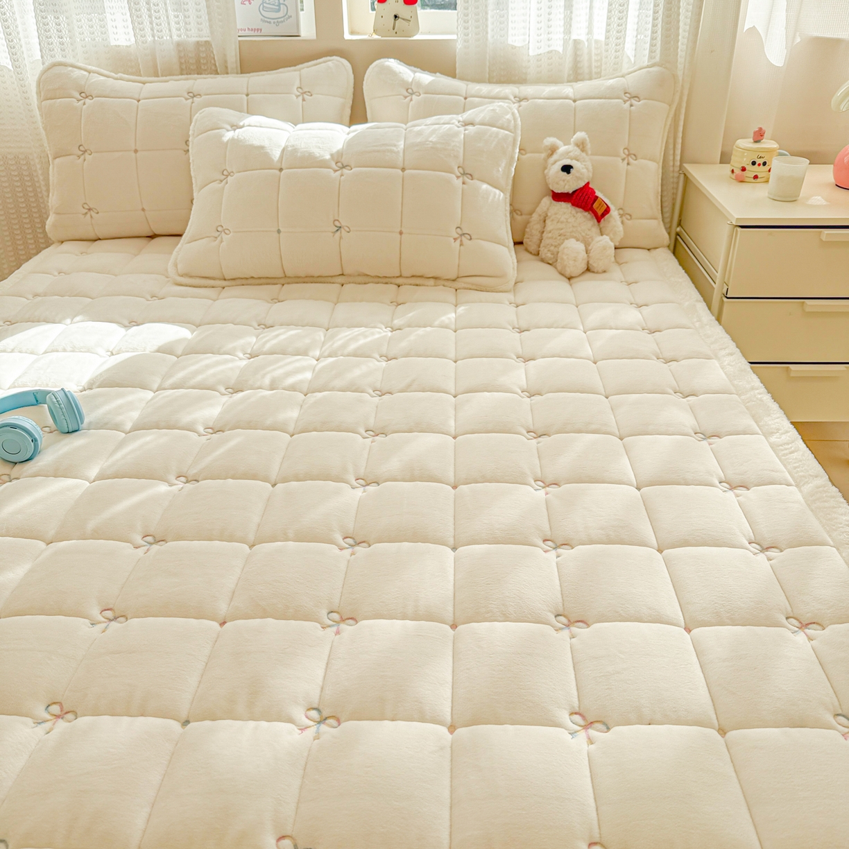 91家纺网 家纺一手货源 找家纺 沐辰 2025新款A类双色牛奶绒绗绣夹棉床垫-炫彩同心结系列 炫彩同心结-香草白