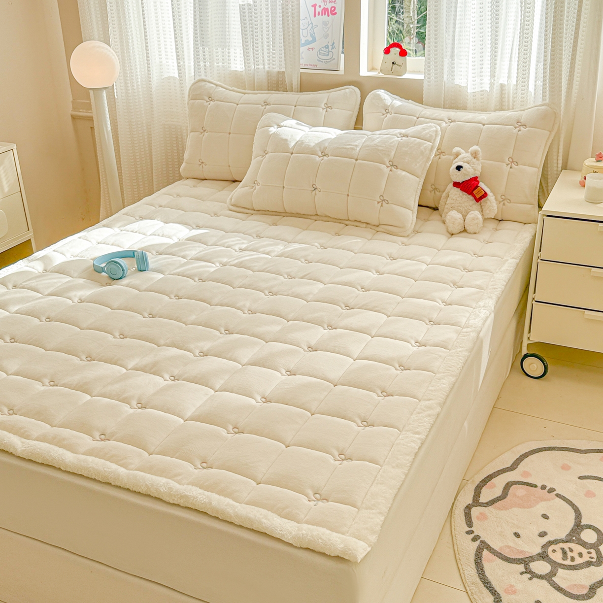 91家纺网 家纺一手货源 找家纺 沐辰 2025新款A类双色牛奶绒绗绣夹棉床垫-炫彩同心结系列 炫彩同心结-香草白