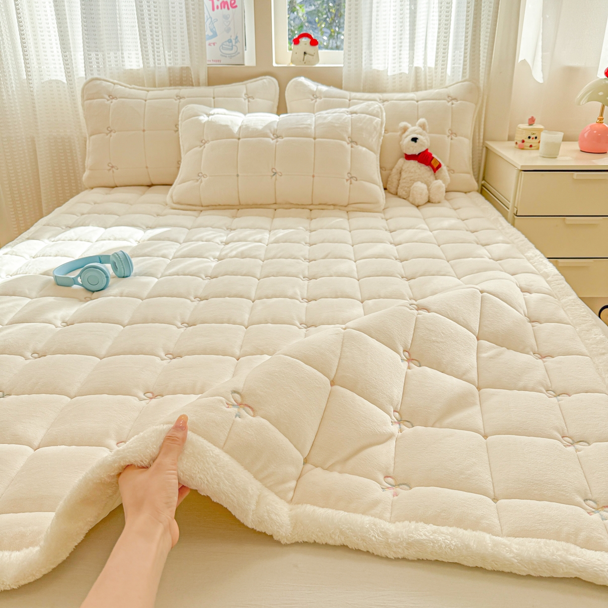 91家纺网 家纺一手货源 找家纺 沐辰 2025新款A类双色牛奶绒绗绣夹棉床垫-炫彩同心结系列 炫彩同心结-香草白