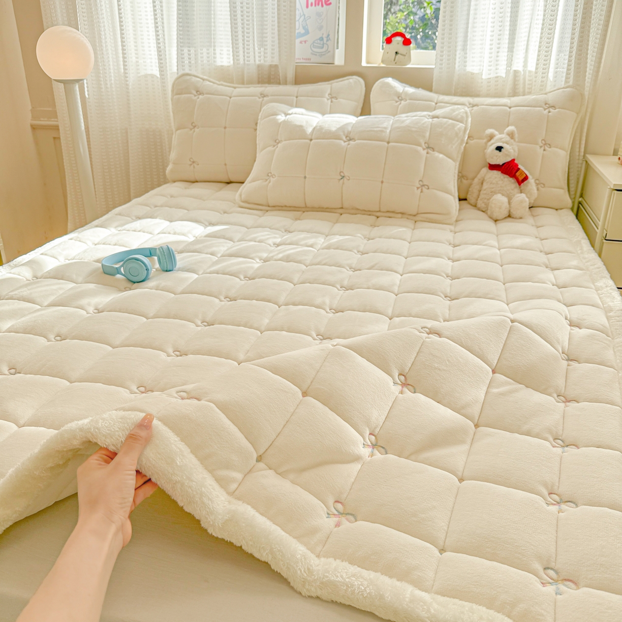 91家纺网 家纺一手货源 找家纺 沐辰 2025新款A类双色牛奶绒绗绣夹棉床垫-炫彩同心结系列 炫彩同心结-香草白