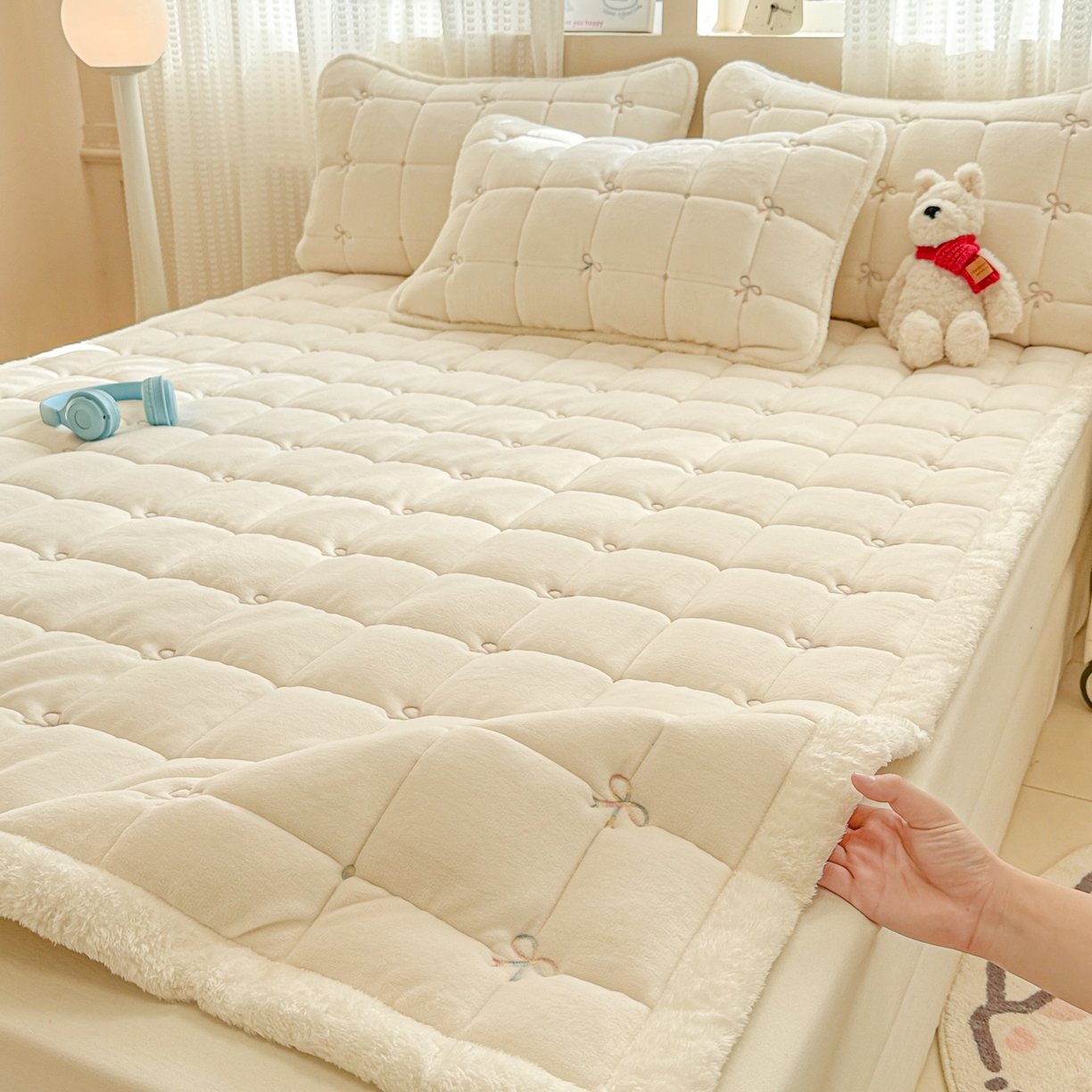 91家纺网 家纺一手货源 找家纺 沐辰 2025新款A类双色牛奶绒绗绣夹棉床垫-炫彩同心结系列 炫彩同心结-香草白