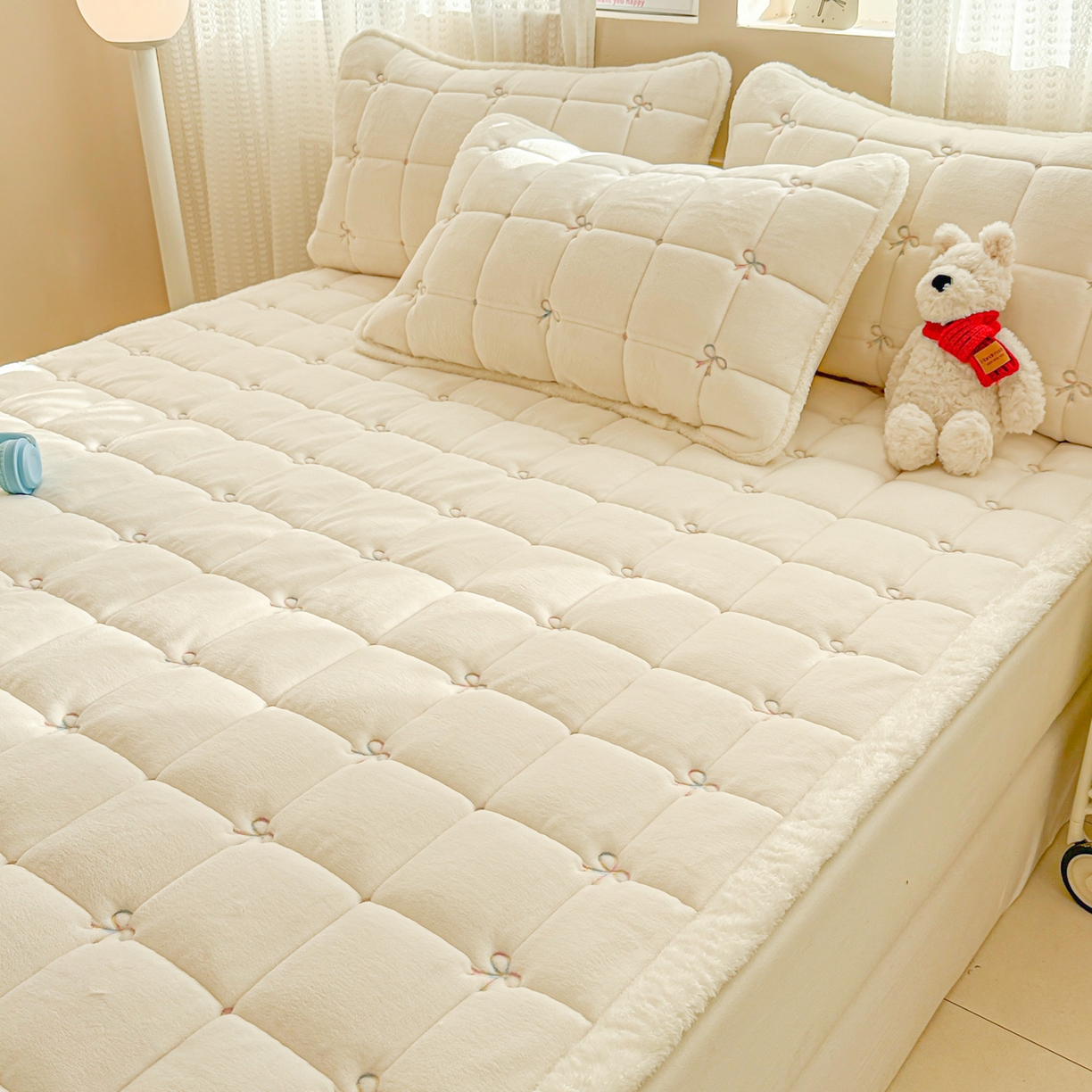 91家纺网 家纺一手货源 找家纺 沐辰 2025新款A类双色牛奶绒绗绣夹棉床垫-炫彩同心结系列 炫彩同心结-香草白