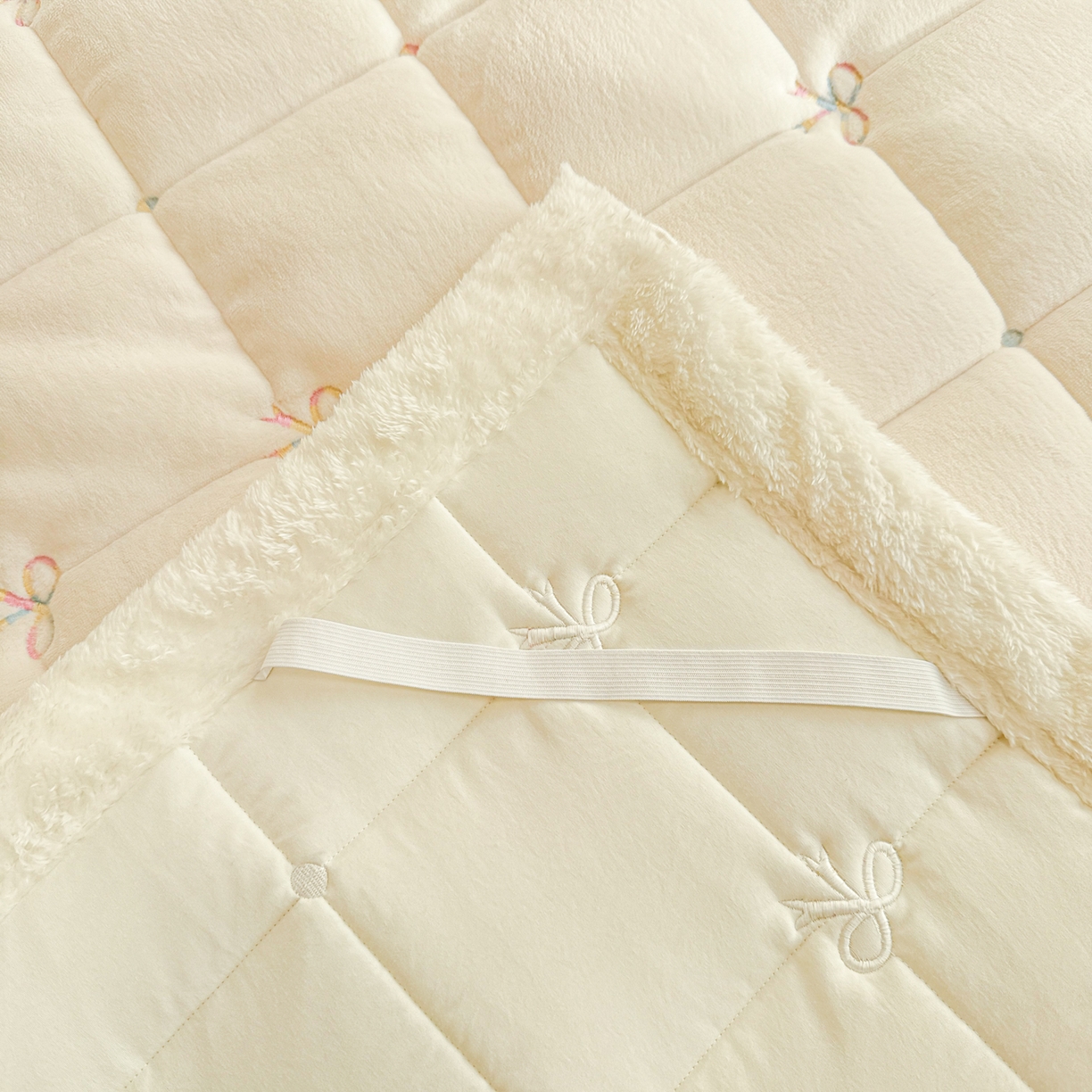 91家纺网 家纺一手货源 找家纺 沐辰 2025新款A类双色牛奶绒绗绣夹棉床垫-炫彩同心结系列 炫彩同心结-香草白