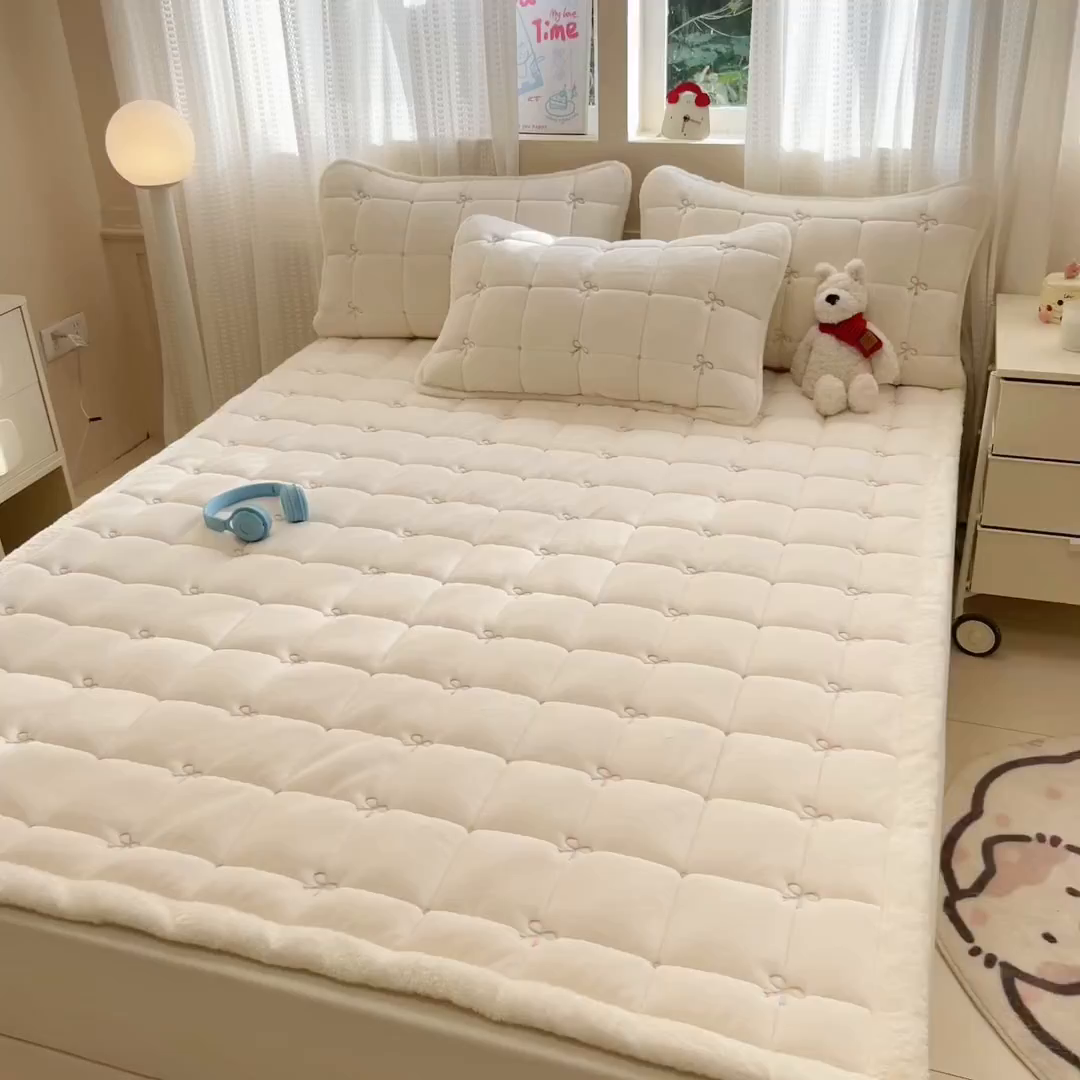 91家纺网 家纺一手货源 找家纺 沐辰 2025新款A类双色牛奶绒绗绣夹棉床垫-炫彩同心结系列 炫彩同心结-香草白