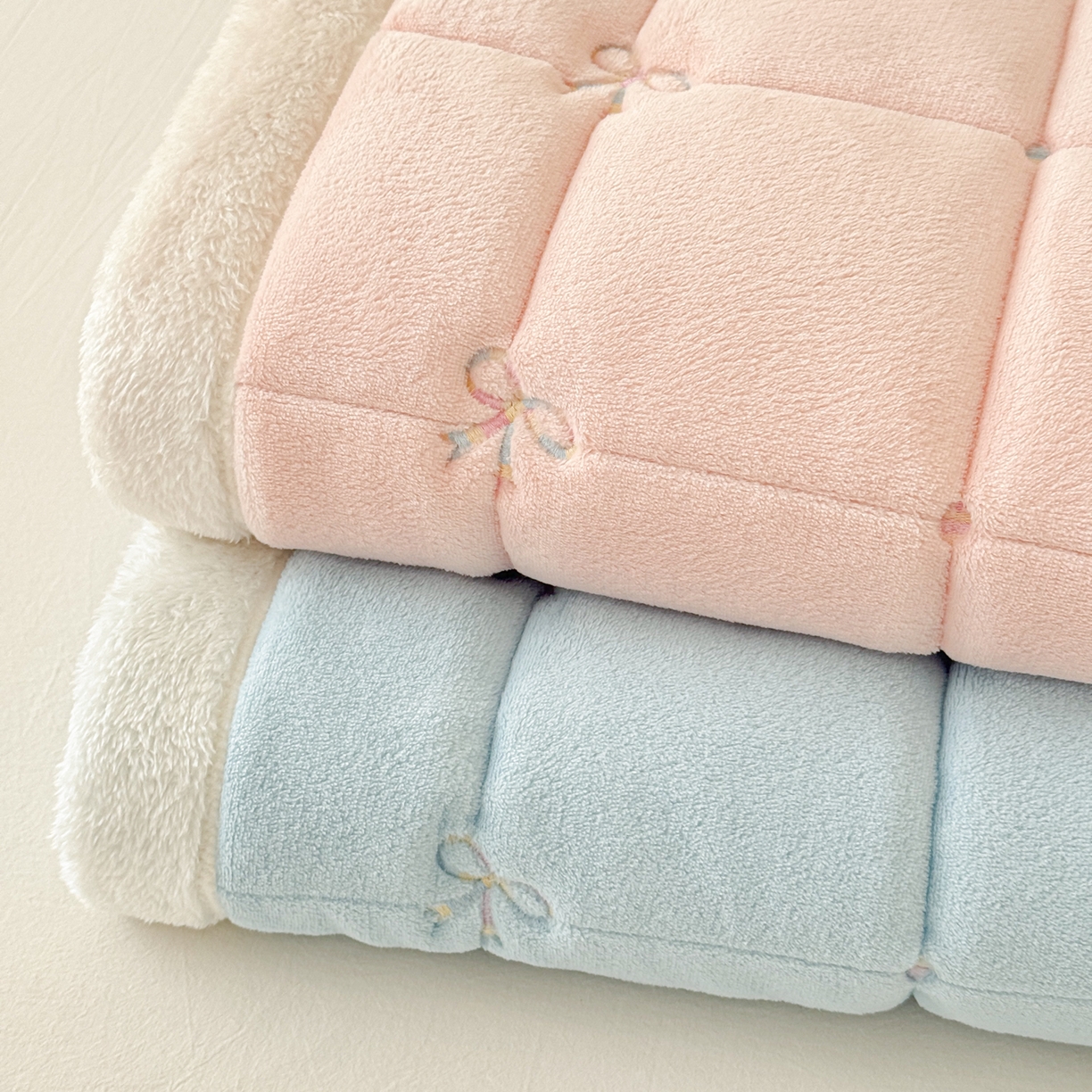 91家纺网 家纺一手货源 找家纺 沐辰 2025新款A类双色牛奶绒绗绣夹棉床垫-炫彩同心结系列 组合图仅展示