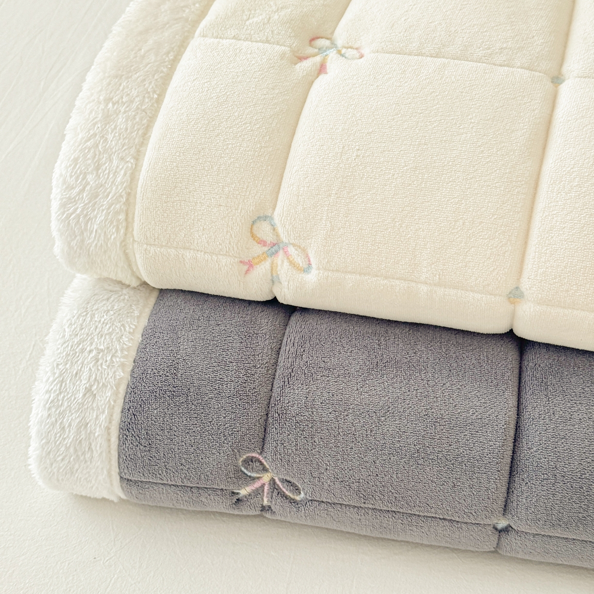 91家纺网 家纺一手货源 找家纺 沐辰 2025新款A类双色牛奶绒绗绣夹棉床垫-炫彩同心结系列 组合图仅展示