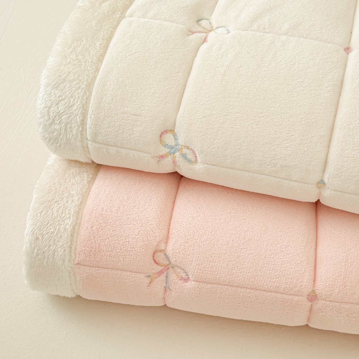 91家纺网 家纺一手货源 找家纺 沐辰 2025新款A类双色牛奶绒绗绣夹棉床垫-炫彩同心结系列 组合图仅展示