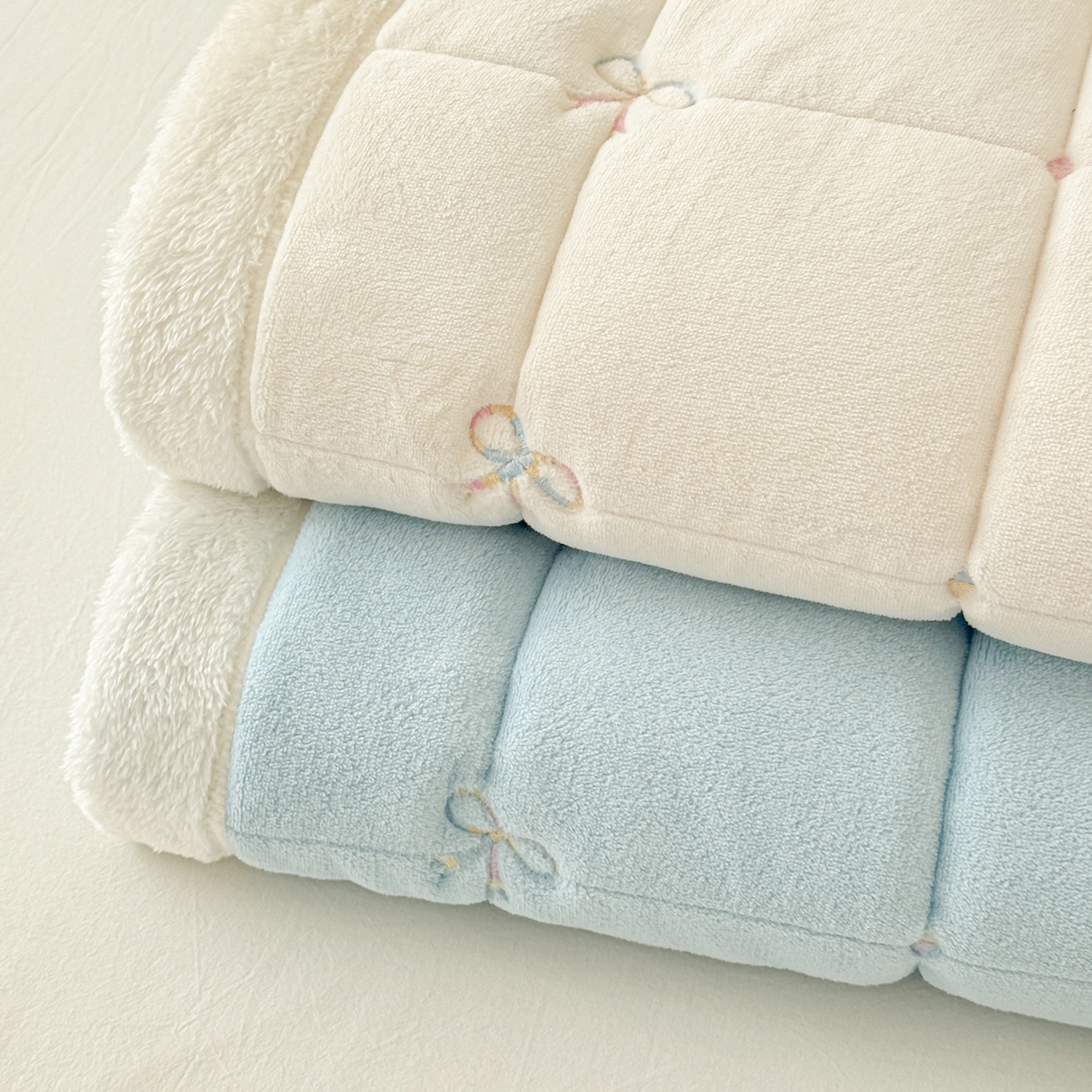 91家纺网 家纺一手货源 找家纺 沐辰 2025新款A类双色牛奶绒绗绣夹棉床垫-炫彩同心结系列 组合图仅展示