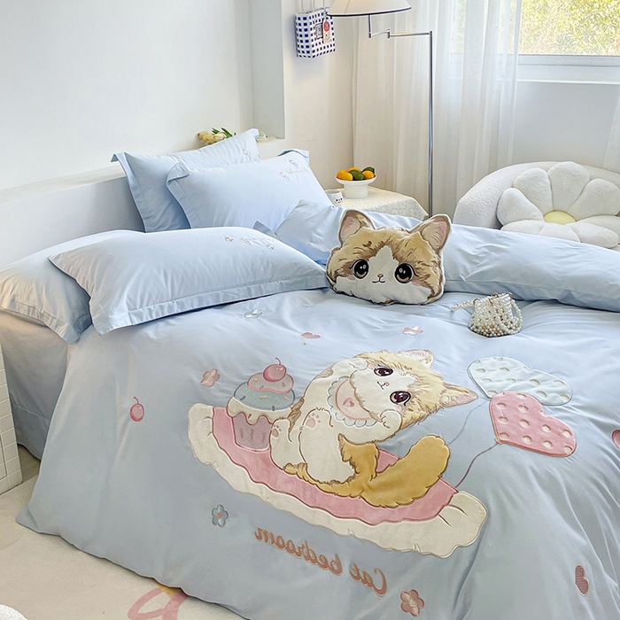 91家纺网 家纺一手货源 找家纺 （总）金绣美居 2025全棉大版卡通贴布绣 春夏新款四件套-布偶猫