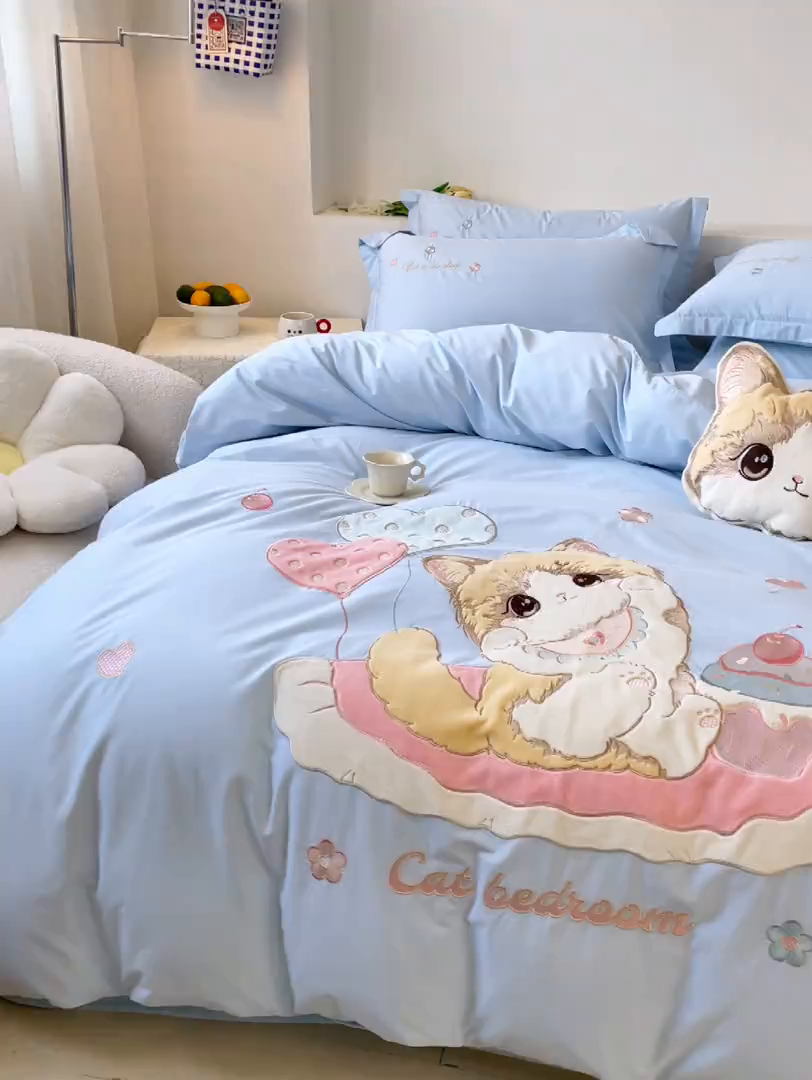 91家纺网 家纺一手货源 找家纺 （总）金绣美居 2025全棉大版卡通贴布绣 春夏新款四件套-布偶猫