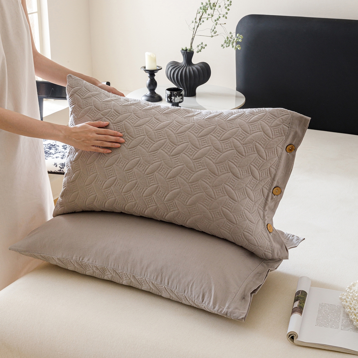 91家纺网 家纺一手货源 找家纺 （总）爱港家纺 2025新款纯色棉麻亚麻枕套加厚绗缝夹棉双面高级枕头套