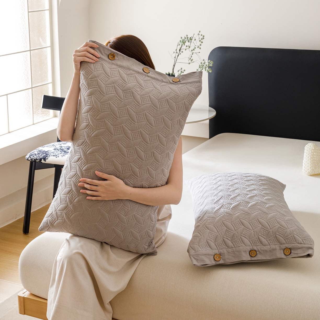 91家纺网 家纺一手货源 找家纺 爱港家纺 2025新款纯色棉麻亚麻枕套加厚绗缝夹棉双面高级枕头套 棉麻-浅灰