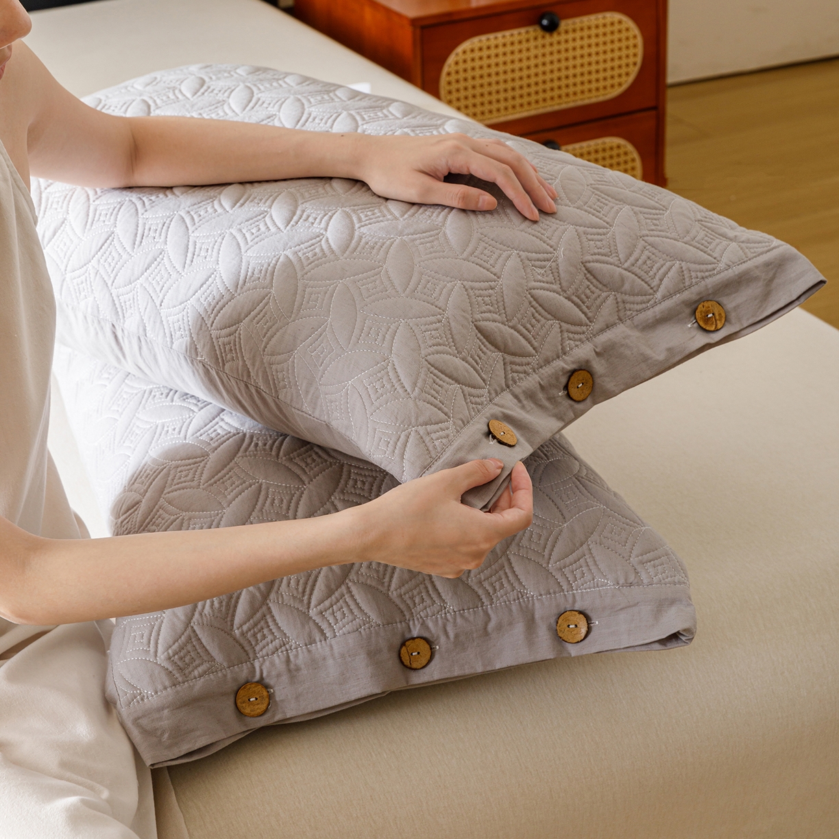 91家纺网 家纺一手货源 找家纺 爱港家纺 2025新款纯色棉麻亚麻枕套加厚绗缝夹棉双面高级枕头套 棉麻-浅灰