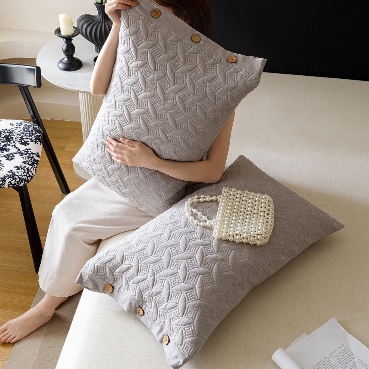 91家纺网 家纺一手货源 找家纺 爱港家纺 2025新款纯色棉麻亚麻枕套加厚绗缝夹棉双面高级枕头套 棉麻-浅灰