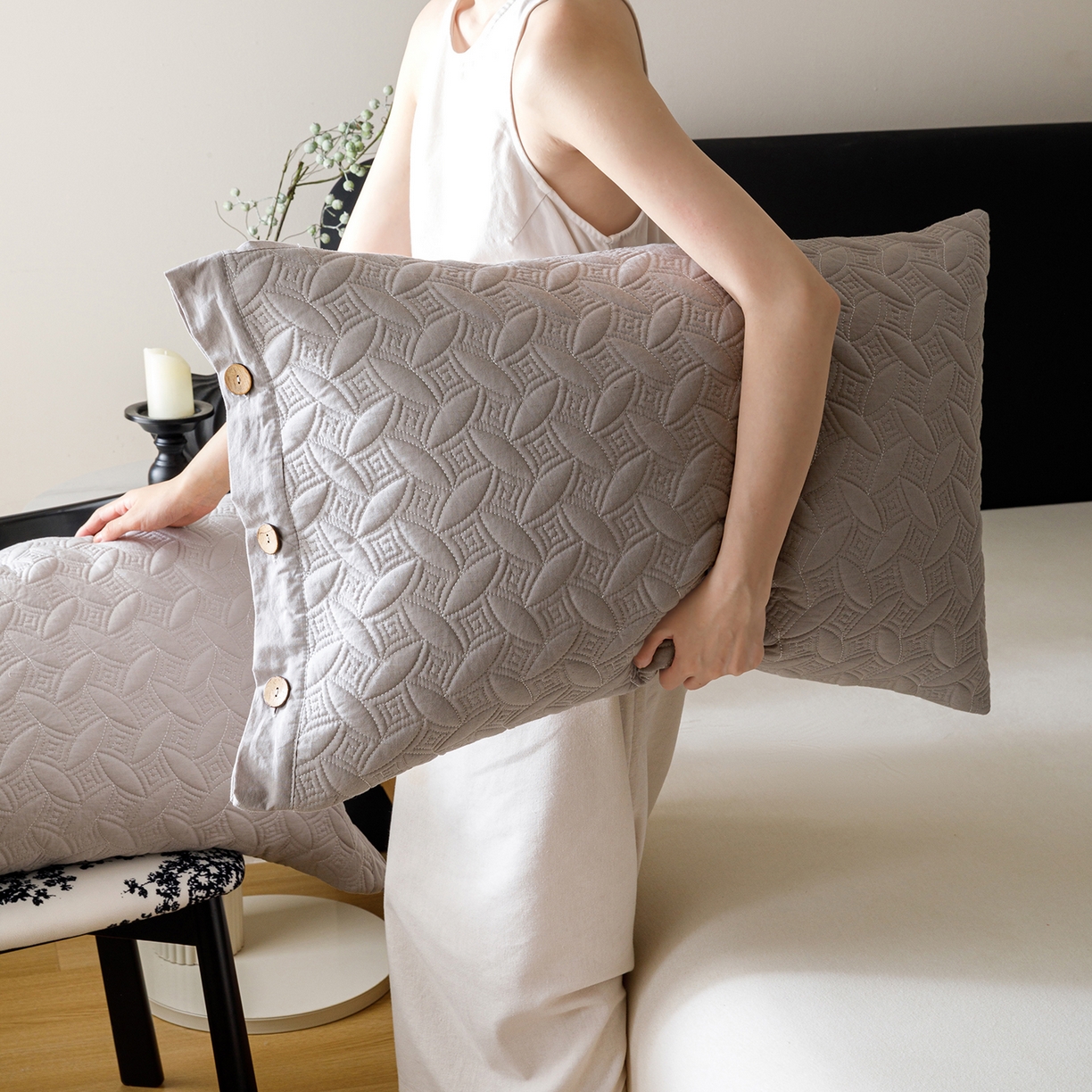 91家纺网 家纺一手货源 找家纺 爱港家纺 2025新款纯色棉麻亚麻枕套加厚绗缝夹棉双面高级枕头套 棉麻-浅灰