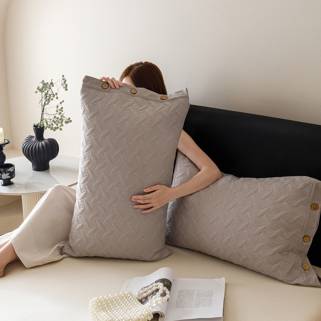 91家纺网 家纺一手货源 找家纺 爱港家纺 2025新款纯色棉麻亚麻枕套加厚绗缝夹棉双面高级枕头套 棉麻-浅灰