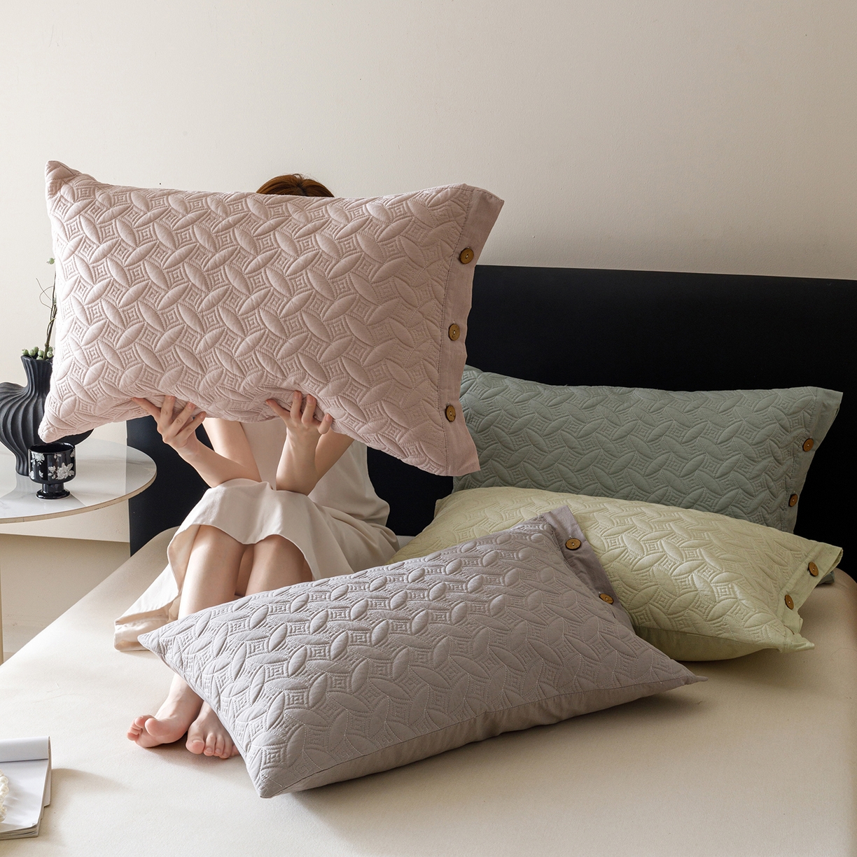 91家纺网 家纺一手货源 找家纺 爱港家纺 2025新款纯色棉麻亚麻枕套加厚绗缝夹棉双面高级枕头套 组合