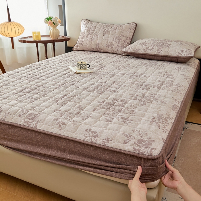 91家纺网 家纺一手货源 找家纺 圣比熊 2025新款原麻夹棉床笠机洗家用防滑透气四季款加厚床罩床垫床单保护套三件套 古堡花园-咖