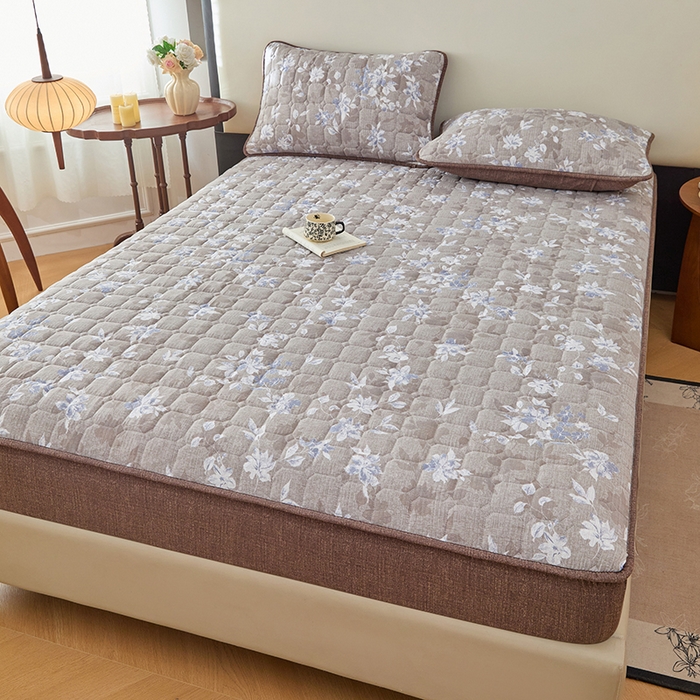 91家纺网 家纺一手货源 找家纺 圣比熊 2025新款原麻夹棉床笠机洗家用防滑透气四季款加厚床罩床垫床单保护套三件套 漫步花丛-蓝