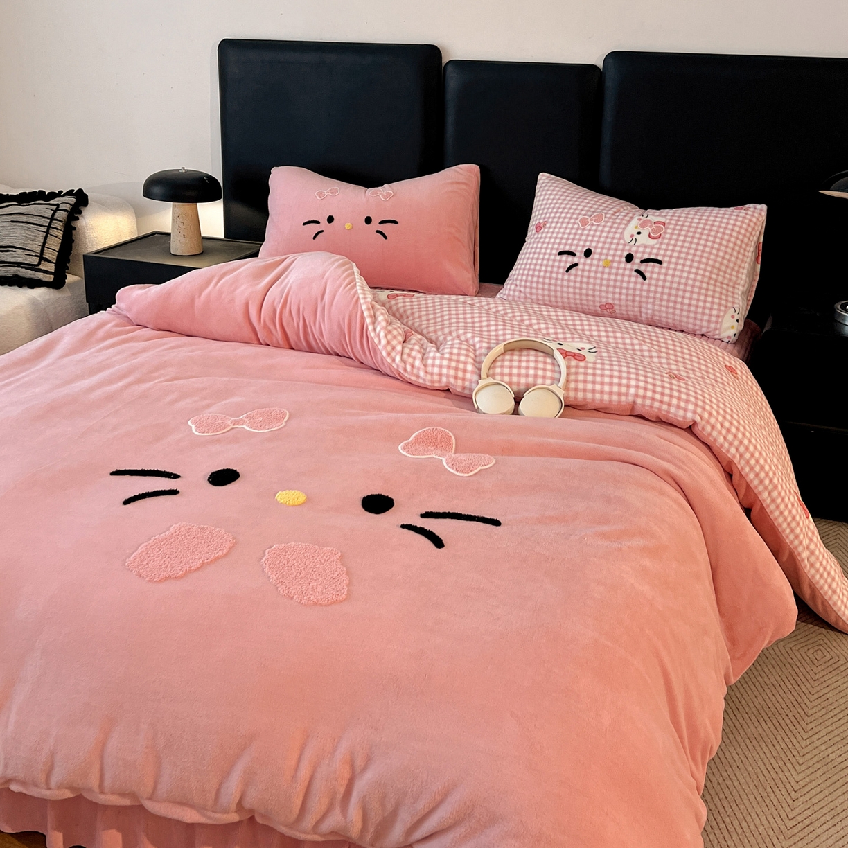 91家纺网 家纺一手货源 找家纺 （总）富米莱（原臻工厂） 2025新款牛奶绒猫咪毛巾绣床盖床裙四件套